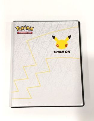 un gros plan sur un livre orné d'un Pikachu