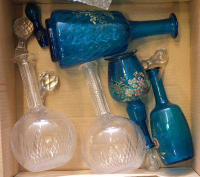 une boîte contenant tout un tas d'objets en verre