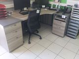 un bureau sur lequel se trouvent deux ordinateurs et une imprimante