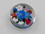 presse-papier en verre orné de fleurs et de feuilles sur fond blanc