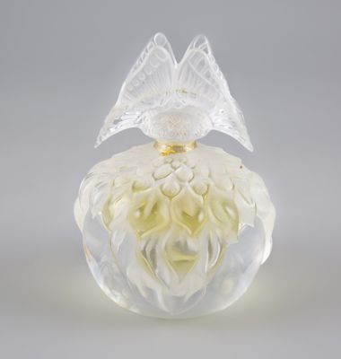 une image représentant un vase en verre contenant une fleur