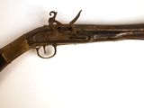 un vieux pistolet accroché au mur d'une pièce