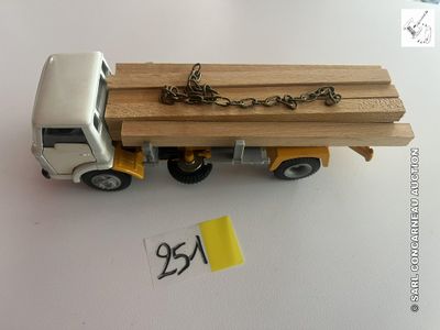 un camion miniature auquel est attachée une chaîne à l'arrière