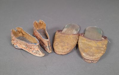 trois paires de chaussures sont alignées sur une surface grise