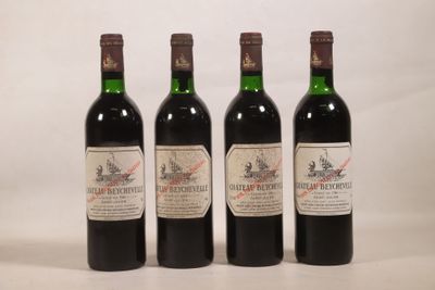 trois bouteilles de vin sont alignées sur une surface blanche