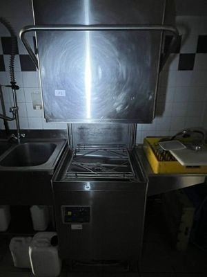 une cuisine avec un évier et une cuisinière