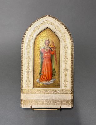 une statue richement peinte représentant une femme en robe rouge