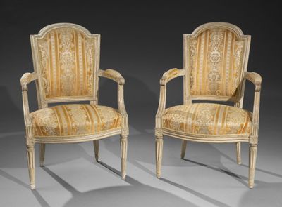 paire de fauteuils de style Louis XVI à accoudoirs rembourrés