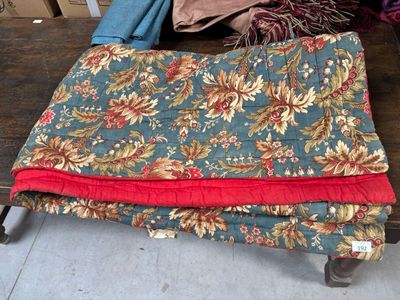 une pile de couvertures posée sur une table en bois