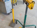 une machine posée sur un socle dans un entrepôt