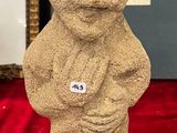 une statue d'un homme tenant un bébé dans ses bras