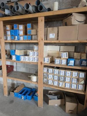 de nombreux cartons et boîtes sur les étagères du garage