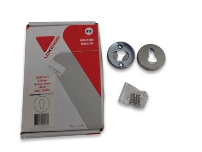 le contenu d'une boîte à outils comprenant un couteau, un cutter et d'autres objets