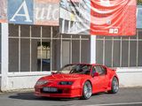 une voiture rouge garée devant un bâtiment