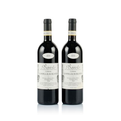 deux bouteilles de vin posées l'une à côté de l'autre sur une surface blanche