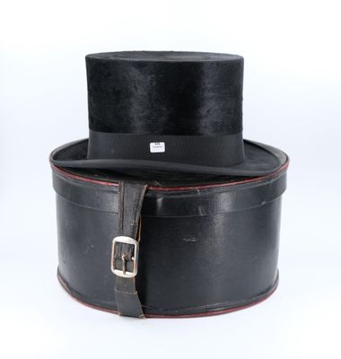 a black top hat sitting on top of a black box