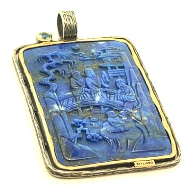 une photo d'un pendentif orné d'une pierre bleue