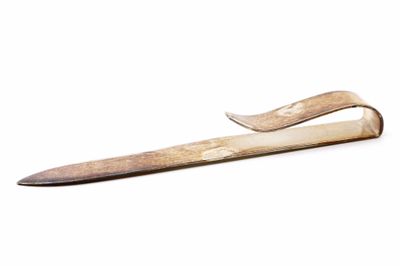 un couteau posé sur une table
