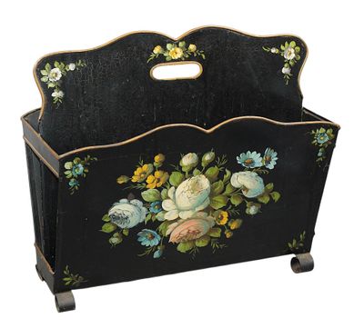 une image représentant un porte-revues noir orné de fleurs peintes