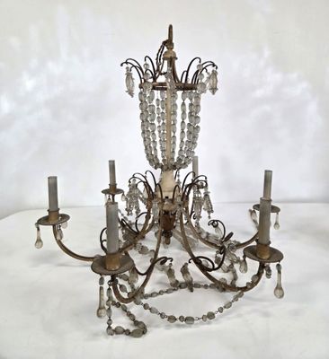 un lustre en métal et perles de verre