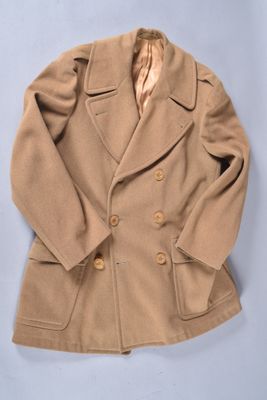 une image représentant un manteau Peale de couleur beige sur fond bleu