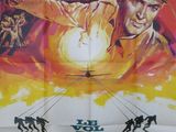 une vieille affiche de cinéma représentant deux hommes armés devant un coucher de soleil