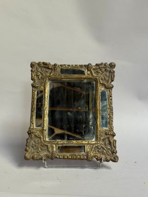 un petit miroir posé sur une table