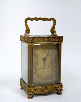 Pendulette d’officier en bronze doré de forme chantournée