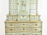 une photo d'une commode surmontée d'un miroir
