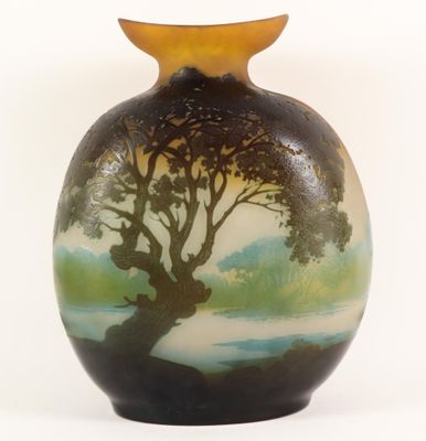 un vase sur lequel est peint un arbre