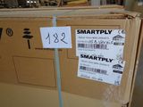 une boîte en carton sur laquelle est accrochée une pancarte portant l'inscription « smartplyy »