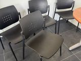 quatre chaises et une table dans un coin de la pièce