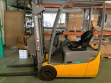 un chariot élévateur à fourche garé dans un entrepôt