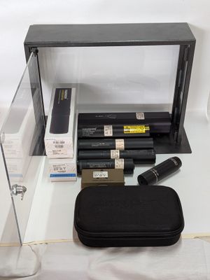 une photo d'une vitrine contenant des produits de maquillage