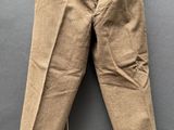 un vieux pantalon suspendu à un cintre
