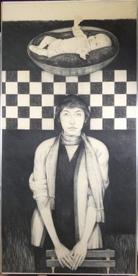 dessin représentant une femme assise sur un banc devant un mur à carreaux noirs et blancs