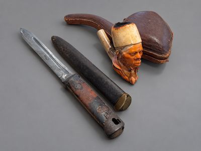 trois types de tuyaux différents et un couteau posés sur une table