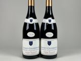 deux bouteilles de vin posées l'une à côté de l'autre sur une table