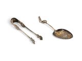 une paire de cuillères et de pinces anciennes en argent sur fond blanc