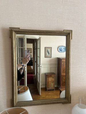 une femme se prenant en photo dans un miroir