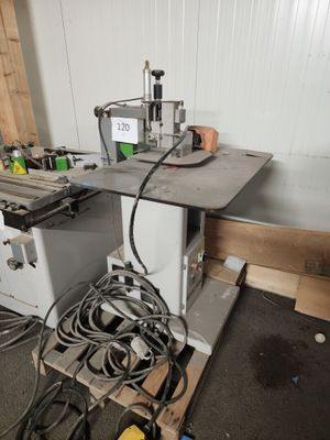 une machine posée sur une table dans une pièce