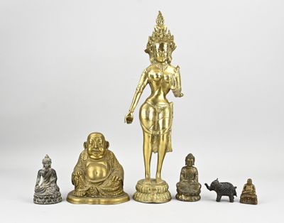 un ensemble de quatre figurines en bronze représentant des bouddhas et des chats