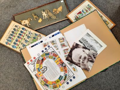 plein de cartes et un jeu de société par terre