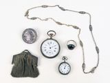 un grand nombre d'objets posés sur la table