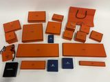 un ensemble de boîtes orange et bleues et un sac noir