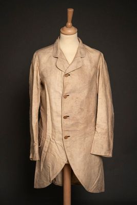une photo d'un costume sur un mannequin, sur fond noir