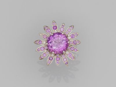 une bague en saphir rose et diamant