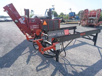 une image représentant un tracteur avec une remorque attelée à l'arrière