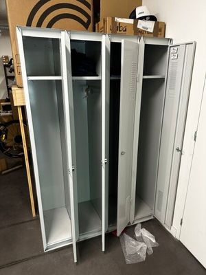 deux casiers situés l'un à côté de l'autre dans une pièce