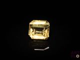 un diamant jaune sur fond noir